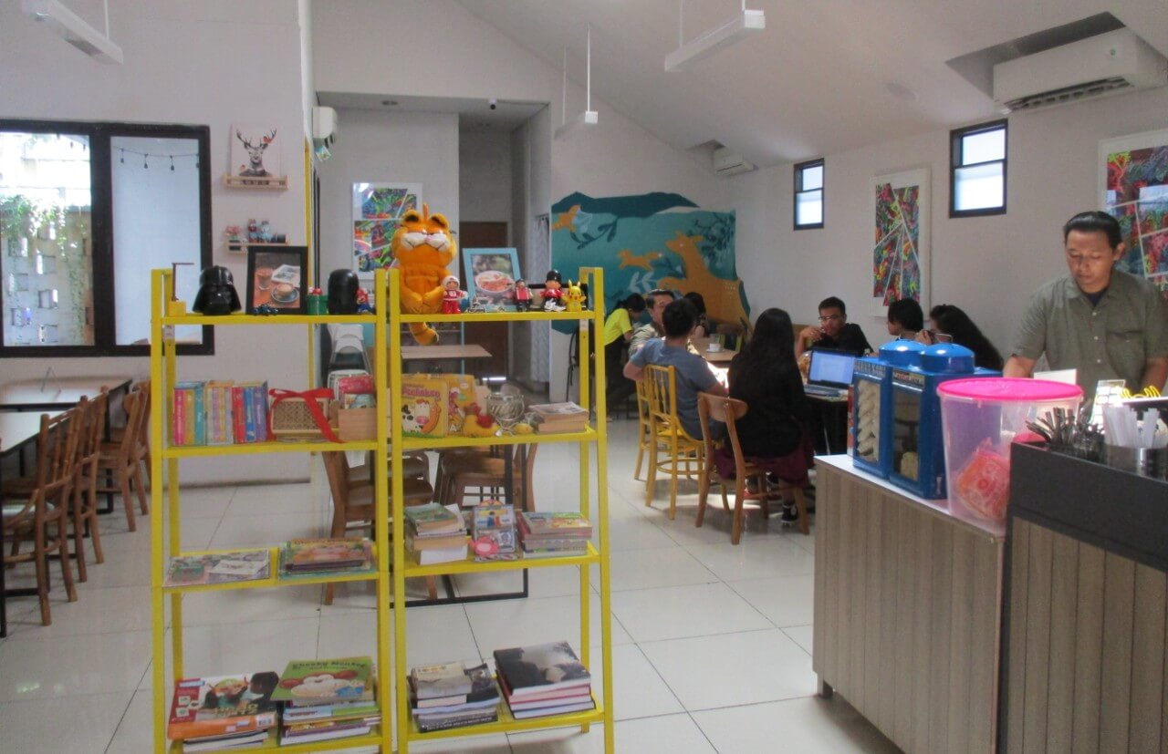 Menu makan warteg dengan suasana kekinian